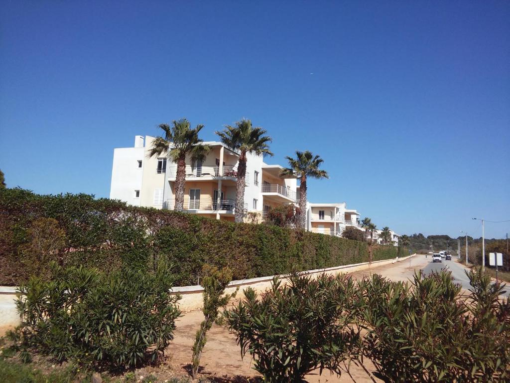 a house on top of a hill with palm trees at Philips Flat in Alvor