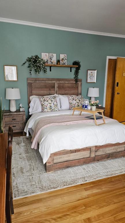 A bed or beds in a room at Gite Au P'tit Manoir B&B
