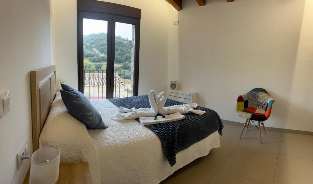 una camera da letto con un letto grande con una finestra di CASA LA ABUELA a Olocau del Rey