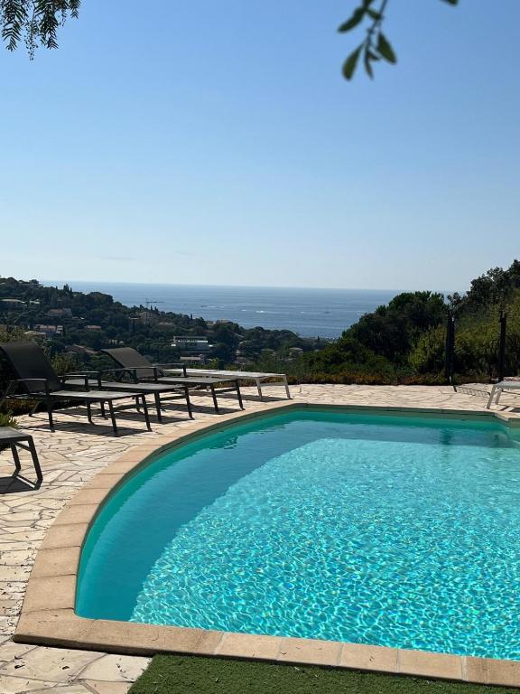 une piscine avec vue sur l'océan dans l'établissement Villa Diane partie 1, à Roquebrune-sur Argens