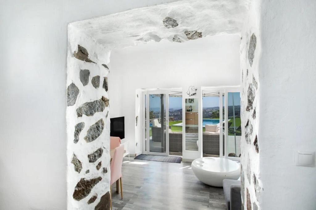 a white room with a bathroom with a tub at Villa Alegría Gran Canaria Piscina Climatizada in Las Palmas de Gran Canaria