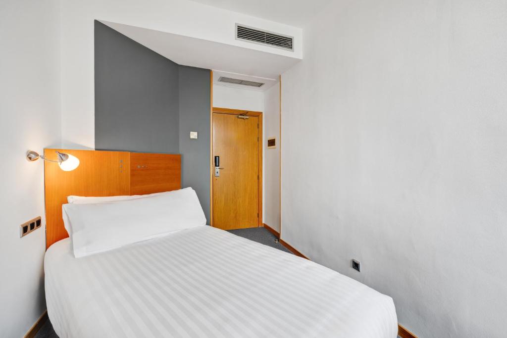 Postel nebo postele na pokoji v ubytování B&B HOTEL Barcelona Mollet Porta de Gallecs