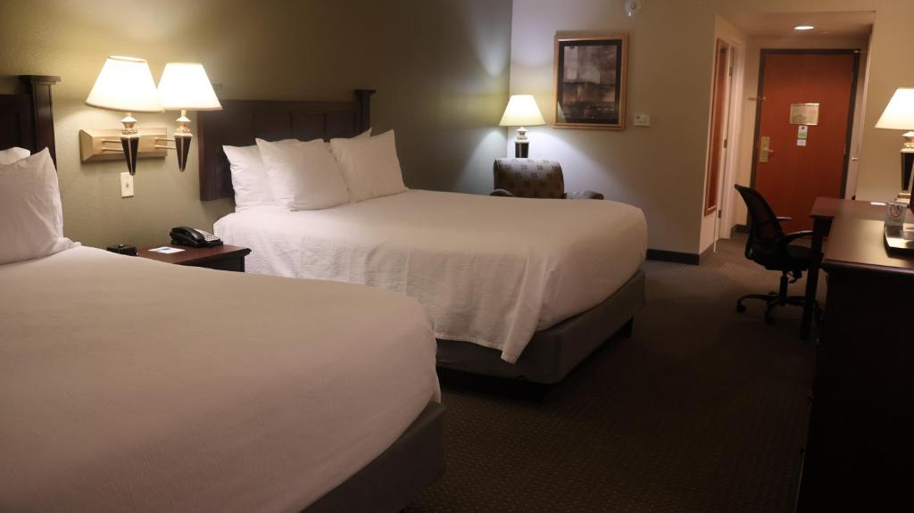 Postel nebo postele na pokoji v ubytování Wingate by Wyndham Peoria - Complimentary Area Shuttle