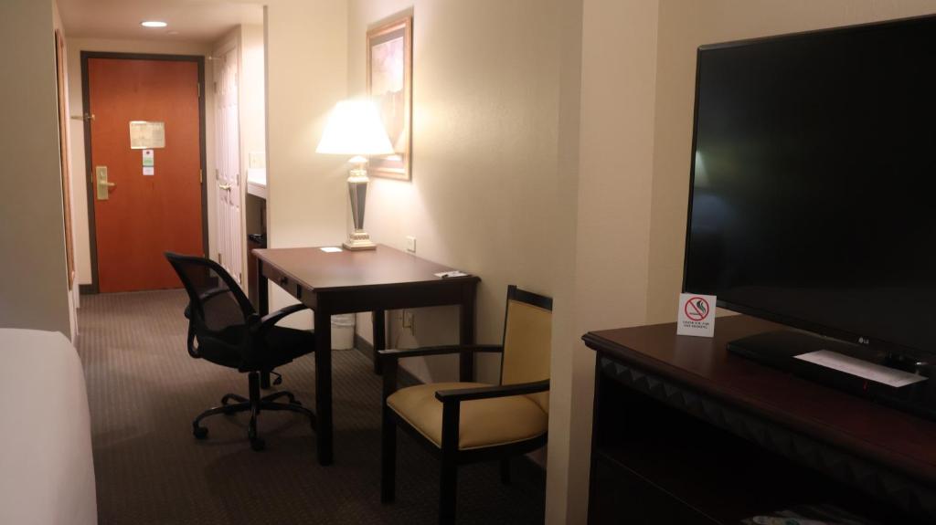 TV a/nebo společenská místnost v ubytování Wingate by Wyndham Peoria - Complimentary Area Shuttle