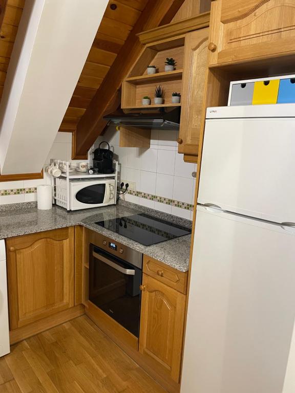 Kuchyň nebo kuchyňský kout v ubytování KASARES BENAS