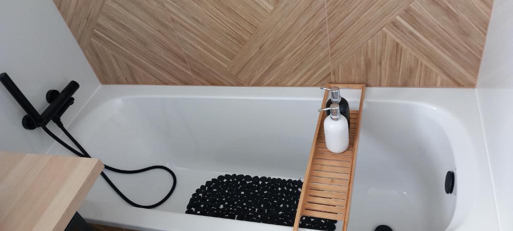 Pokój z białą lodówką i drewnianym sufitem w obiekcie AnJa Apartment w mieście Sandomierz