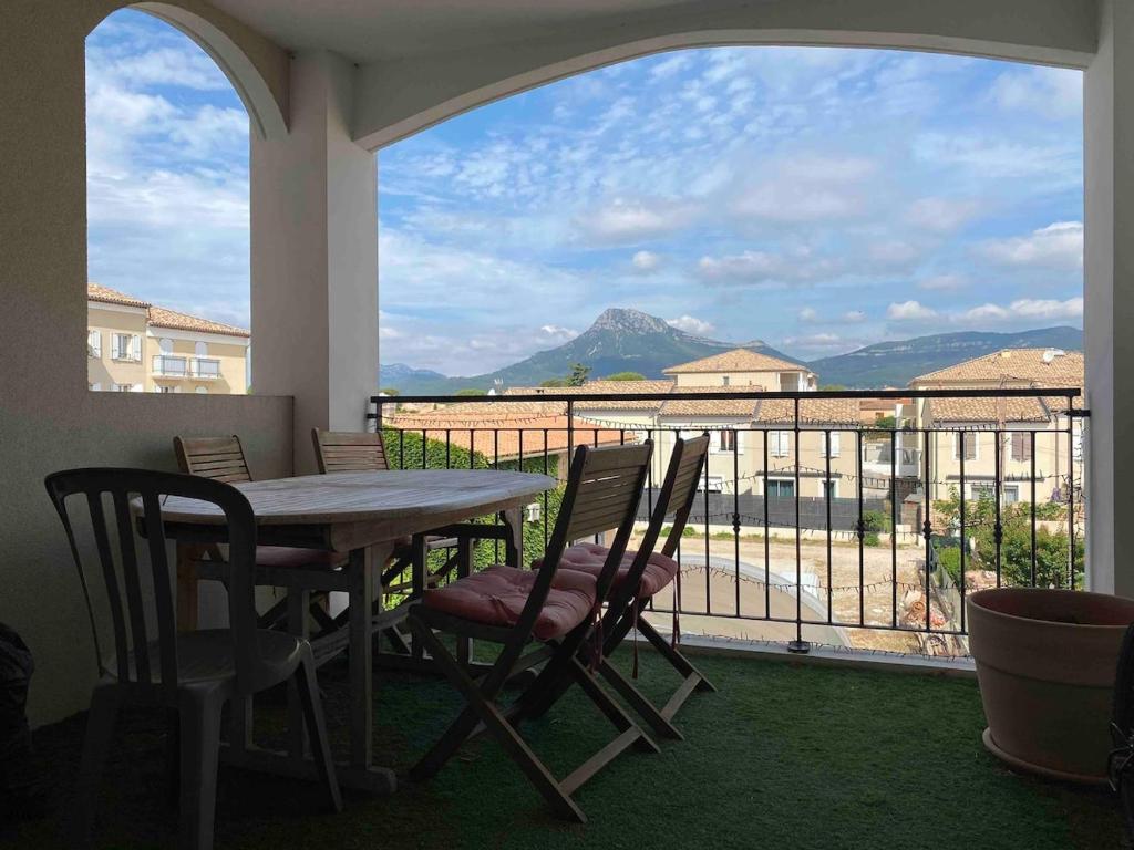 une table et des chaises sur un balcon avec vue dans l'établissement Appartement 4p 42m2 proche des plages, à La Crau