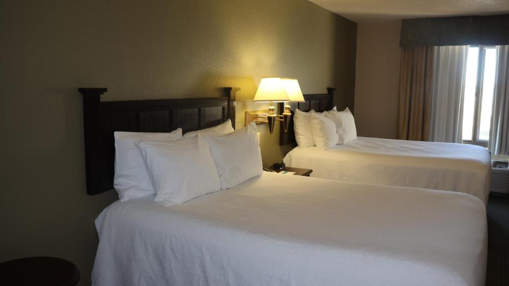 Postel nebo postele na pokoji v ubytování Wingate by Wyndham Peoria - Complimentary Area Shuttle