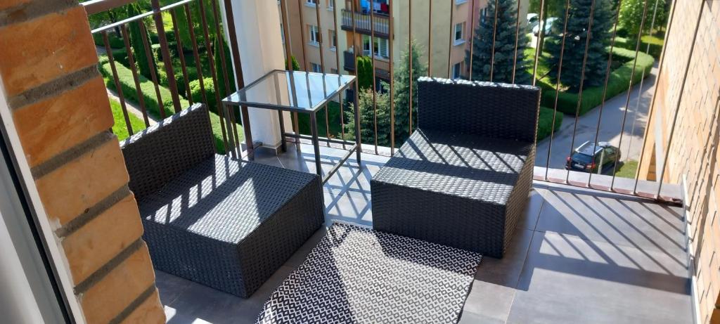 balkon z trzema schodami w budynku w obiekcie AnJa Apartment w mieście Sandomierz