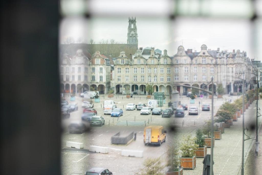 Nespecifikovaný výhled na destinaci Arras nebo výhled na město při pohledu z hotelu