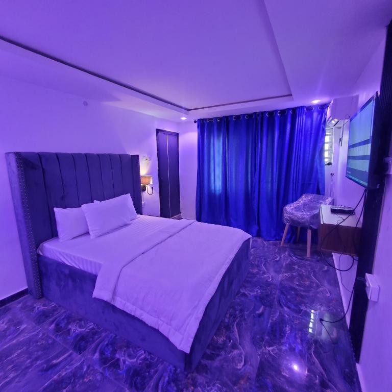Postel nebo postele na pokoji v ubytování WELTONS Apartment BABA YUSUF