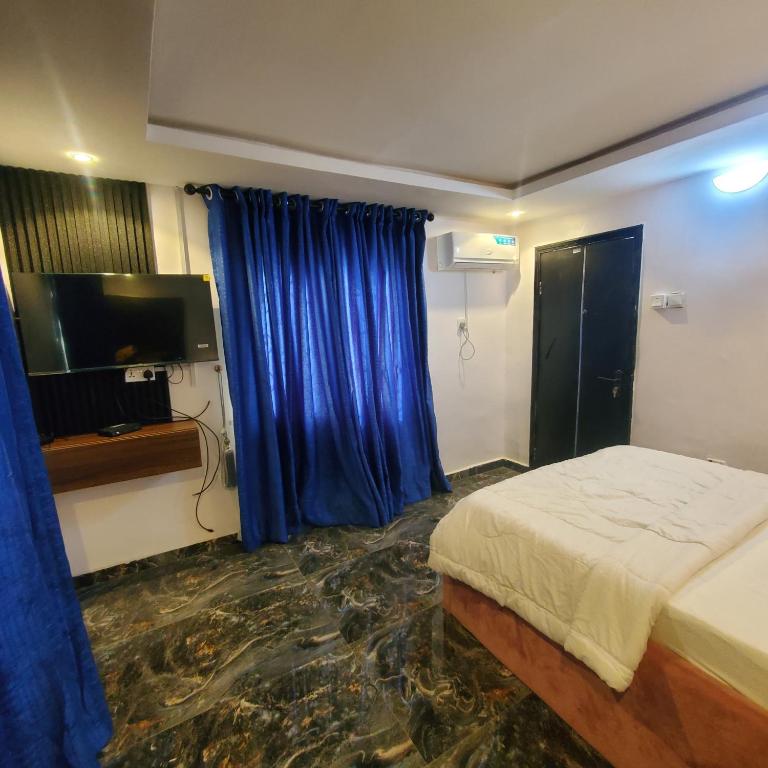 Postel nebo postele na pokoji v ubytování WELTONS Apartment BABA YUSUF
