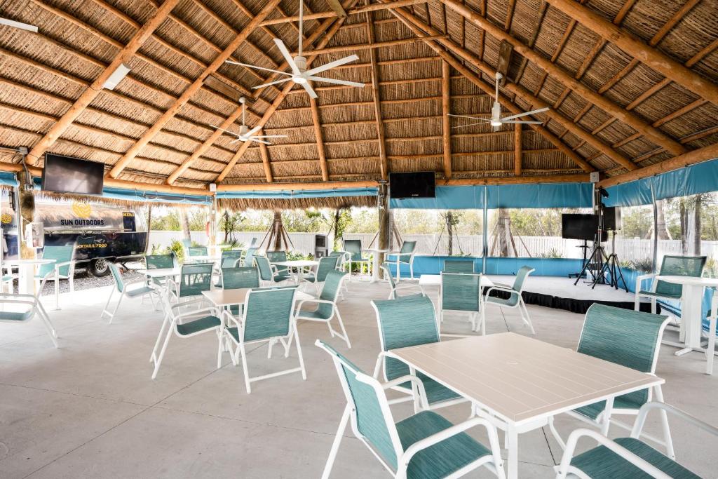 Restaurace v ubytování Sugarloaf Key RV Resort & Cottages