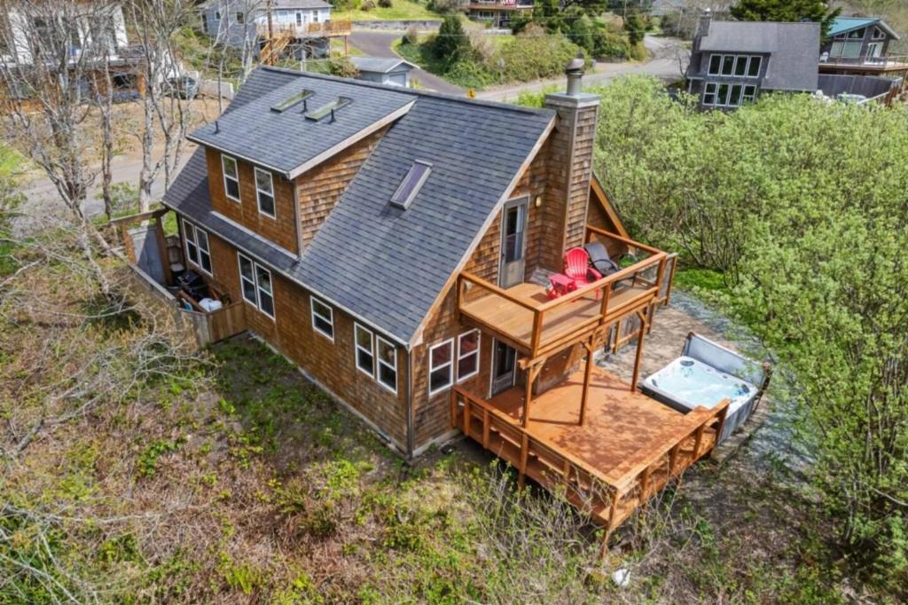 einen Blick über ein Blockhaus mit einer Terrasse in der Unterkunft 3br Hot Tub Ocean Views & King Beds Near Beach in Nehalem