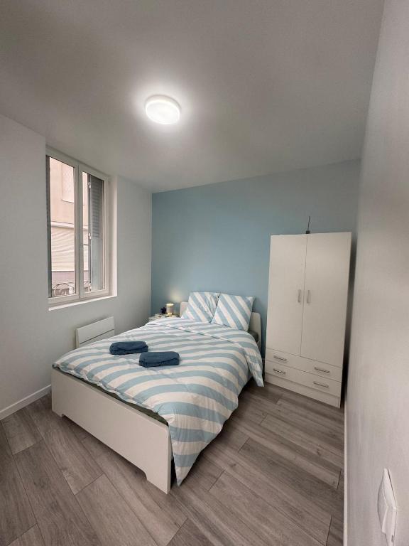 - une chambre avec un lit et une armoire blanche dans l'établissement Lune Argentée - RDC - Centre ville, à Clermont-Ferrand