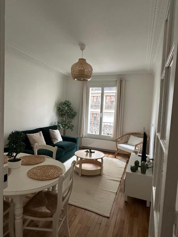 un salon avec un canapé et une table dans l'établissement Magnifique 2 pièces rénové à neuf, Paris 15, Idéalement situé, à Paris