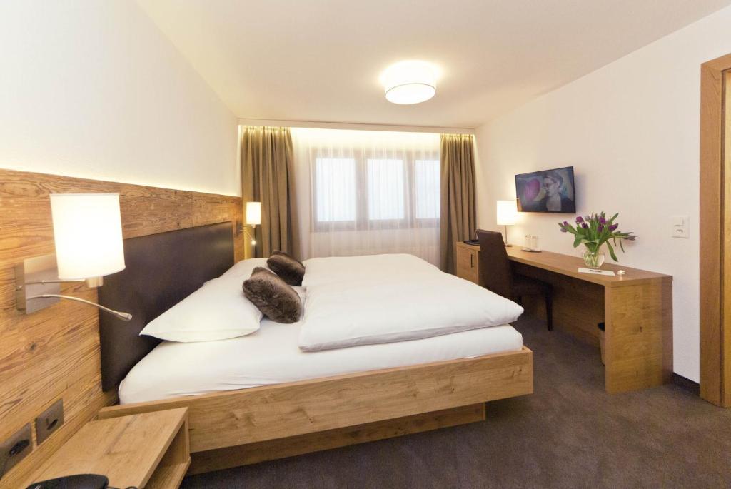 Postel nebo postele na pokoji v ubytování Waldpark Hotel Garni