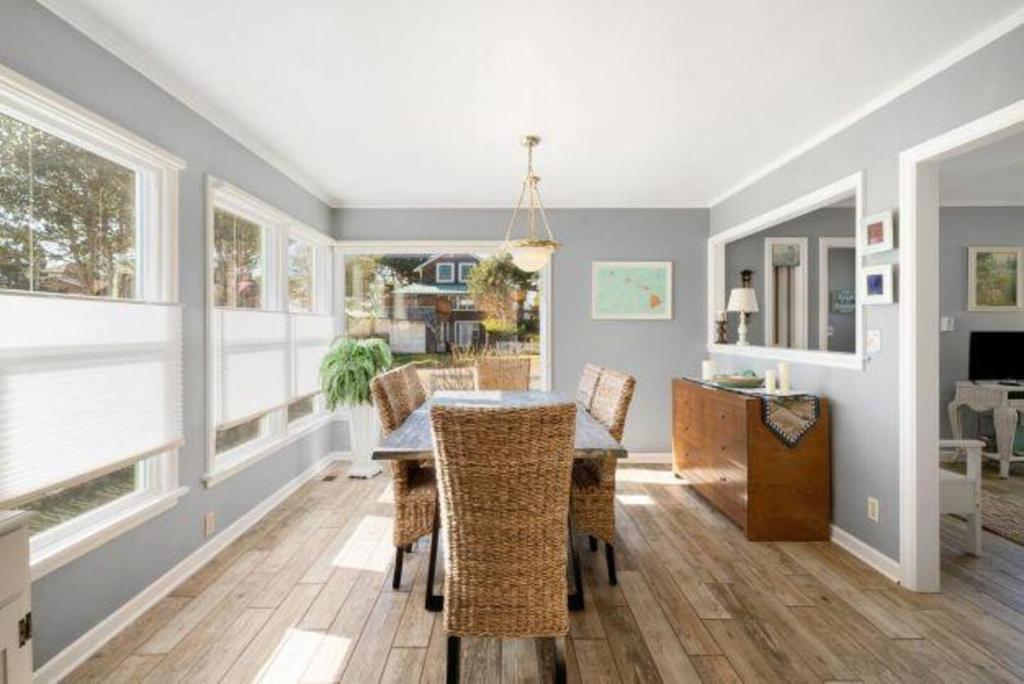 Χώρος καθιστικού στο 3BR Beach Cottage Pet-Friendly Cozy Yard