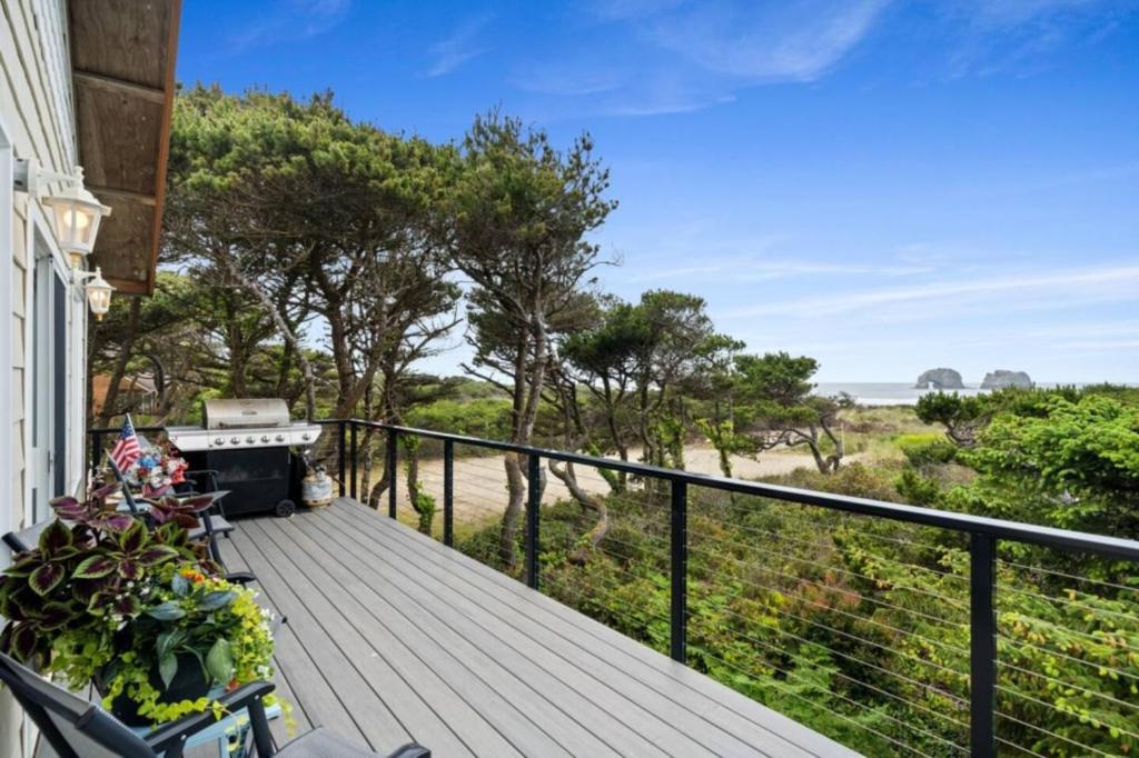 uma varanda com vista para a savana em Oceanfront Family Cabin 4 Br Wrap-around Deck em Rockaway Beach