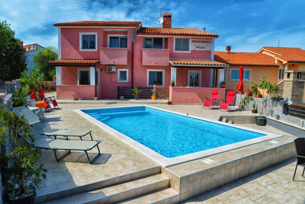 Bazén v ubytování Apartments Anita nebo v jeho okolí