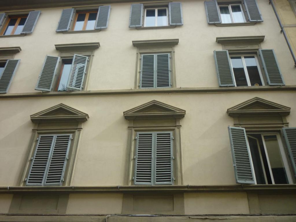 budynek z bandą okiennic w obiekcie San Zanobi Apartment we Florencji