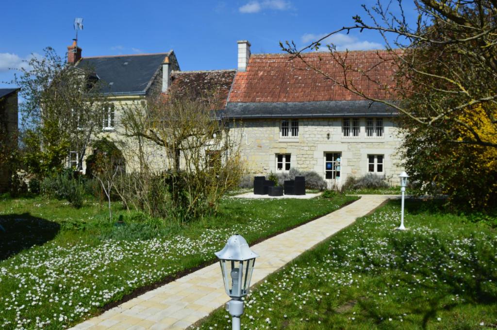 una casa con una luz de la calle delante de ella en La Balastière, en Beaumont-en-Véron
