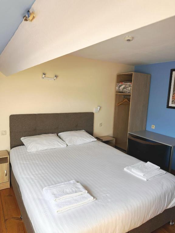 Voodi või voodid majutusasutuse Family Hôtel toas