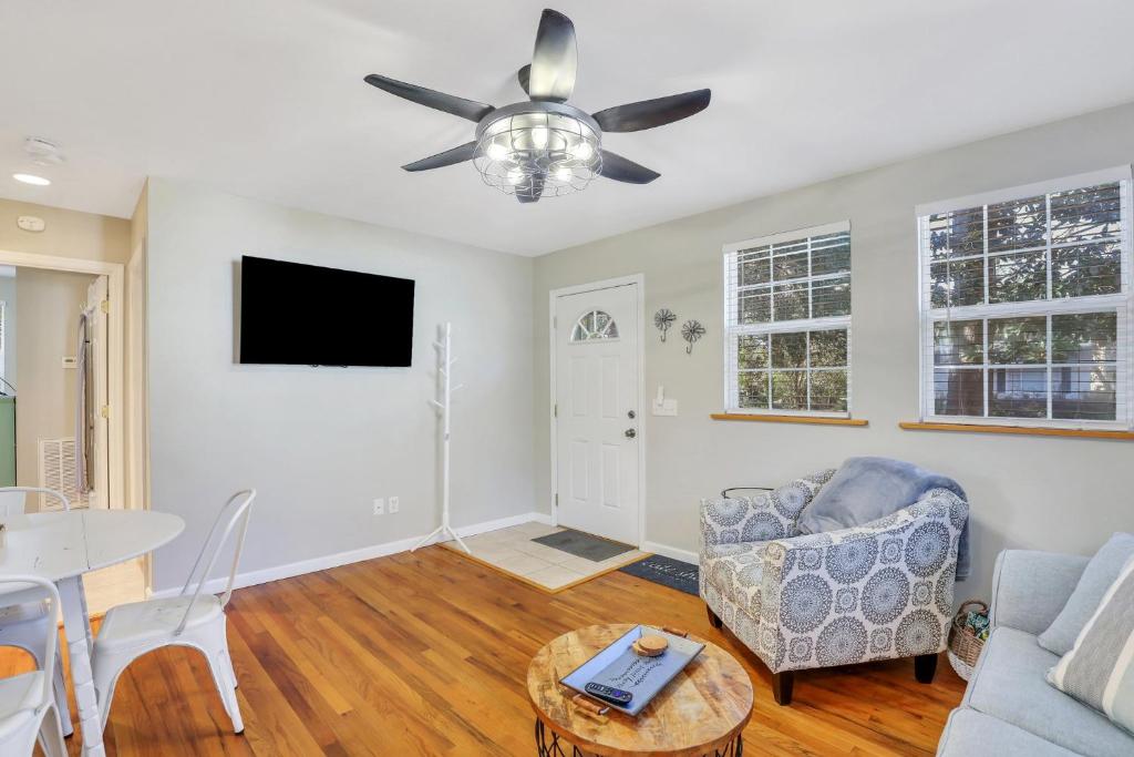 Televiisor ja/või meelelahutuskeskus majutusasutuses Charming Lowcountry Cottage in the Heart of Beaufort, SC