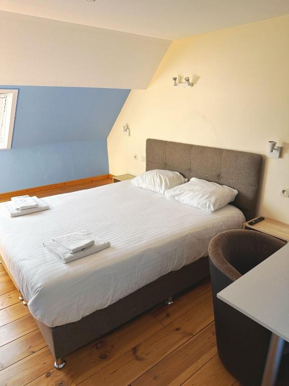Voodi või voodid majutusasutuse Family Hôtel toas