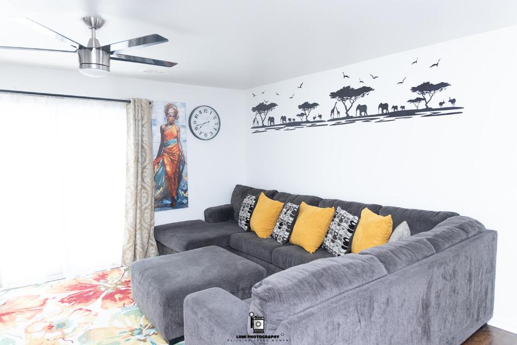 Beautifully Designed & Spacious Apartment in Newark 10mins from EWR Airport, Close to NYC and Beth Israel Hospital photo