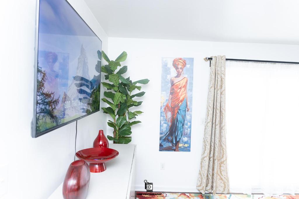 Beautifully Designed & Spacious Apartment in Newark 10mins from EWR Airport, Close to NYC and Beth Israel Hospital photo