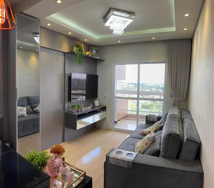 マリンガにあるApartamento Moderno e Aconchegante com vista incrívelのソファとテレビのあるリビングルーム