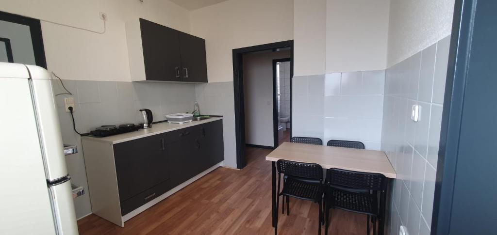 a kitchen with a table and chairs in a room at Wohnung mit 3 Zimmer, 30min Köln Messe Bahnhof, 5min Leverkusen Bahnhof Zentrum in Leverkusen