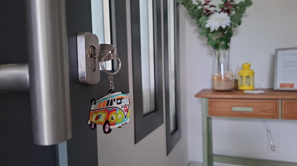 a key chain hanging from a door with a bus magnet at Suite Deluxe - Villa Luar in Aljezur