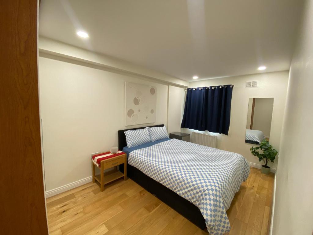 Postel nebo postele na pokoji v ubytování Cozy Room in Modern Apartment - Perfect Location