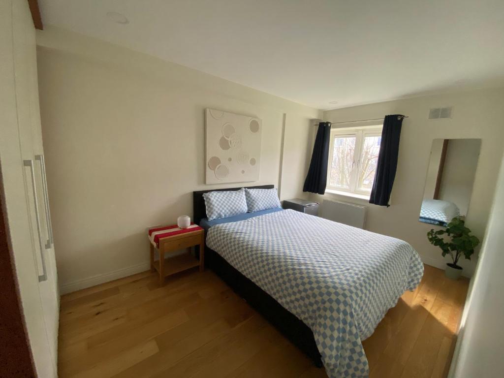 Postel nebo postele na pokoji v ubytování Cozy Room in Modern Apartment - Perfect Location