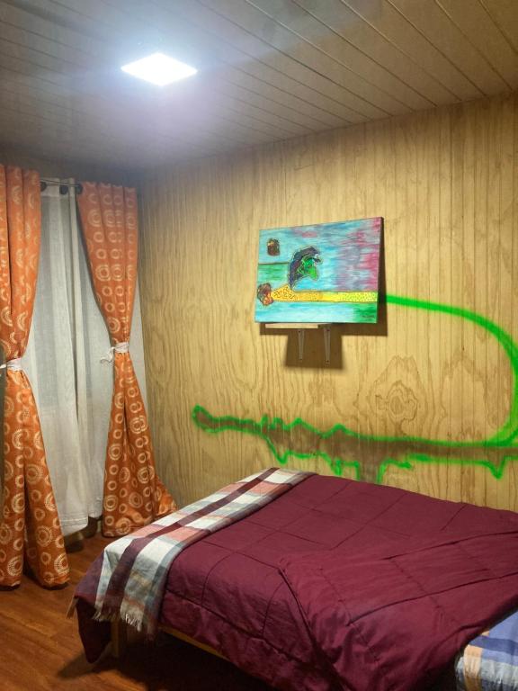 Ecosenderos في بويرتو سيزنز: غرفة نوم بسرير ودهان على الحائط