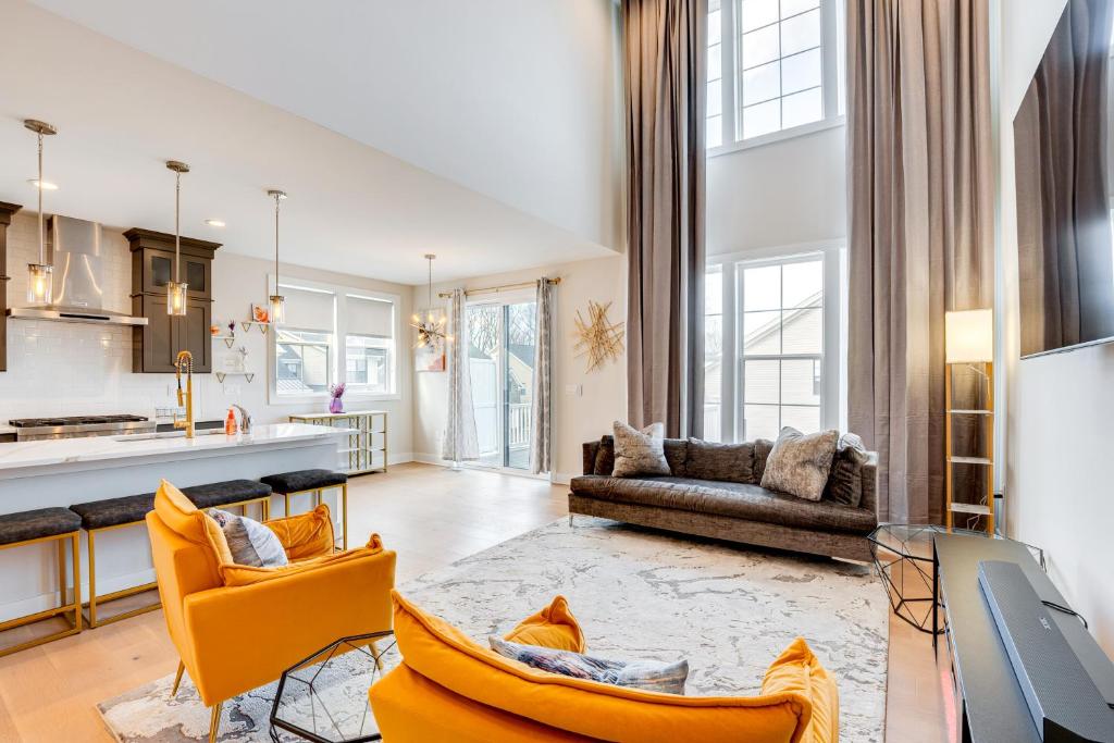 Posezení v ubytování 10 Mi to Morristown Stylish Home Near Trails!