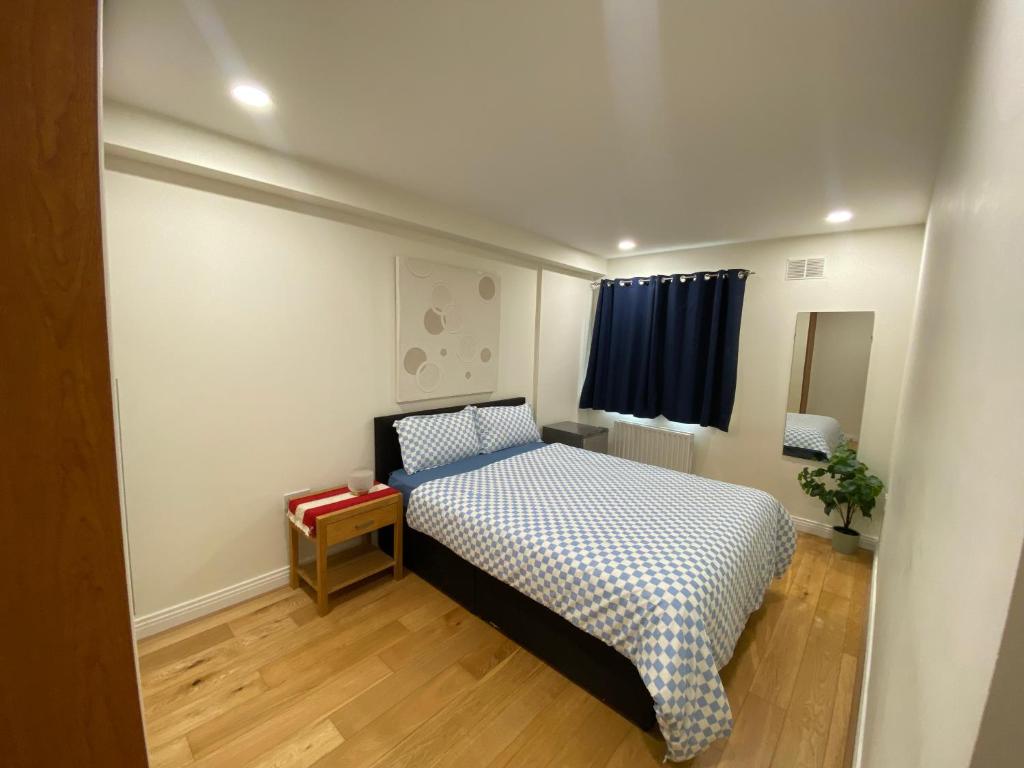 Postel nebo postele na pokoji v ubytování Cozy Room in Modern Apartment - Perfect Location