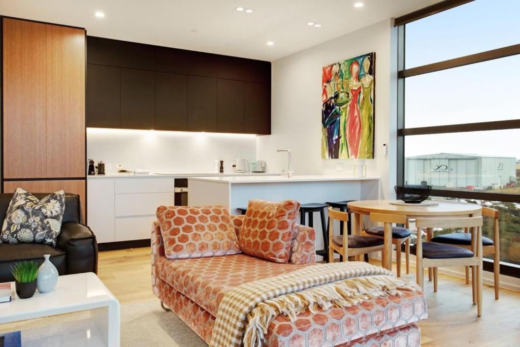 Η κουζίνα ή μικρή κουζίνα στο Gorgeous Home with Catalina Bay Views and Carpark