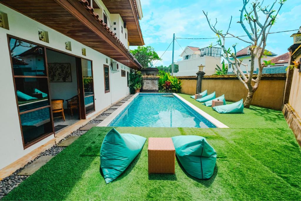 Bazén v ubytování Starloka Saba Bali Hotel nebo v jeho okolí