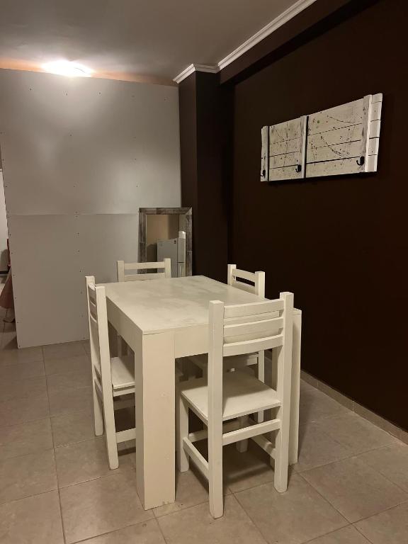 een witte tafel en stoelen in een kamer bij Monoambiente en pleno CENTRO in Resistencia