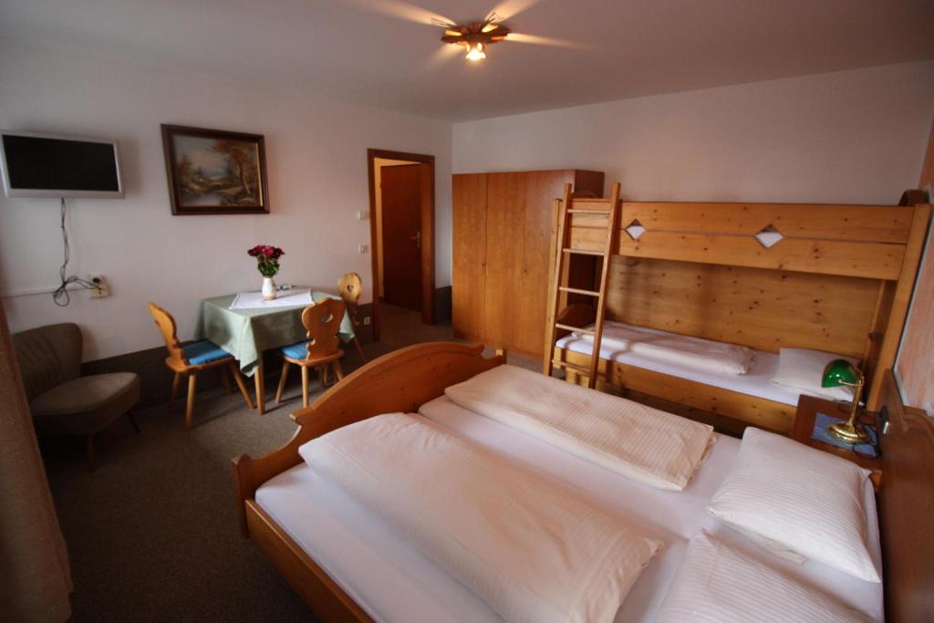 Postel nebo postele na pokoji v ubytování Erlebnislandgasthof Hotel Neiderhell
