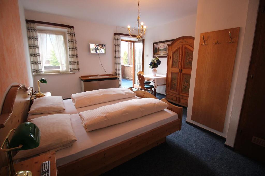 Postel nebo postele na pokoji v ubytování Erlebnislandgasthof Hotel Neiderhell