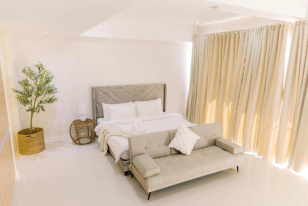 Postel nebo postele na pokoji v ubytování Palms La Union Beachfront Suites