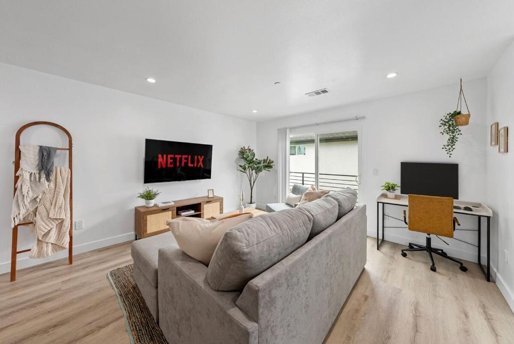 TV a/nebo společenská místnost v ubytování South Bay 3 bed Escape!