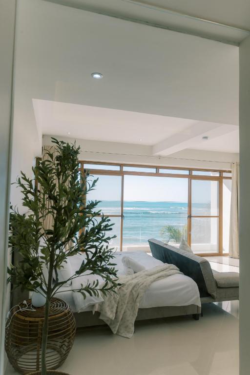 Postel nebo postele na pokoji v ubytování Palms La Union Beachfront Suites