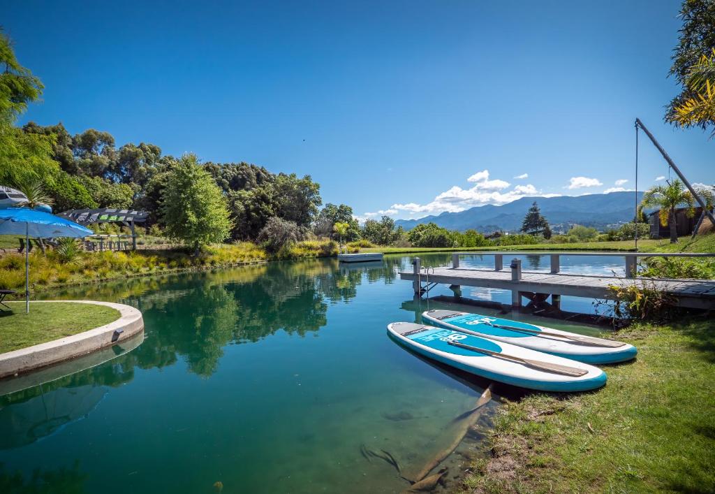Eine Gruppe von Booten steht auf dem Wasser. in der Unterkunft Mariri Heights Sequoia Cottage in Lower Moutere