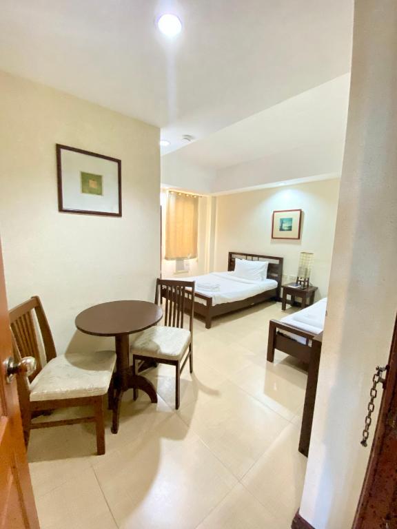 Postel nebo postele na pokoji v ubytování Roxas Midtown Hotel