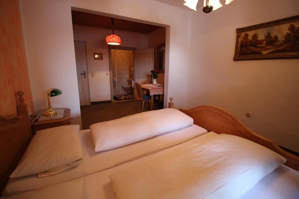 Postel nebo postele na pokoji v ubytování Erlebnislandgasthof Hotel Neiderhell